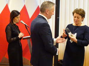 Małgorzata Szczepańska - Szkolne Koło Wolontariatu przy Zespole Szkół nr 2 w Opatowie, odbiera wyróżnienie