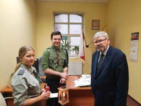 Pokaż zdjęcie: Harcerze z hufca ZHP Łódź-Górna oraz Dyrektor Władysław Skwarka