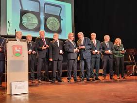 Pokaż zdjęcie: Wręczanie okolicznościowych medali 