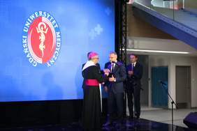 Pokaż zdjęcie: Arcybiskup Metropolita Sławoj Leszek Głódź dokonuje poświęcenia inwestycji.