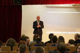 Pokaż zdjęcie: Dyrektor Zespołu Placówek Specjalnych w Tczewie wita przybyłysch gości.