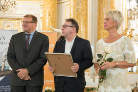 Pokaż zdjęcie: Tomasz aruszewki - zastępca Prezesa Zarządu PFRON, Zbigniew Zamachowski - laureat, Barbara Pokorny - Przewodnicząca Rady Krajowej POPON