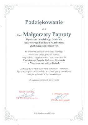 Pokaż zdjęcie: Podziękowanie dla Pani Małgorzaty Paproty Dyrektora Oddziału Lubelskiego PFRON za pomoc, wsparcie i zaangażowanie na rzecz utworzenia Powiatowego Zespołu ds Orzekania o Niepełnosprawności w  Rykach