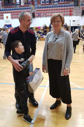 Pokaż zdjęcie: Marta Mordarska, Dyrektor Małopolskiego Oddziału PFRON z uczestnikami ntegracyjnego balu  „Radość Wasza - Radość Nasza” w Nowym Sączu