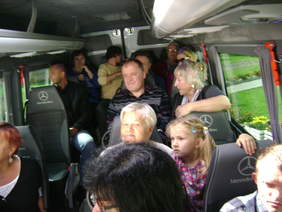 Pokaż zdjęcie: Uczestnicy WTZ cieszą się z nowego pojazdu