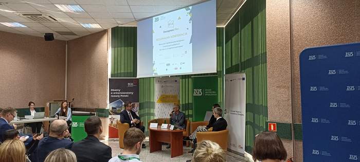 Pokaż zdjęcie: Na fotelach siedzą Dyrektor Oddziału PFRON w Zielonej Górze i 2 przedstawiciele NGO's i rozmawiają ze sobą