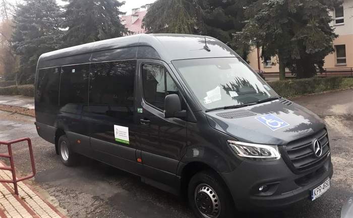 Pokaż zdjęcie: Nowy autobus dla DPS w Łyszkowicach - odpowiednio przystosowany samochód przeznaczony jest do przewozu 20 osób z niepełnosprawnościami, w tym dwóch osób poruszających się na wózkach inwalidzkich.