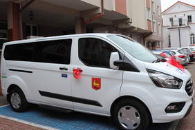 Pokaż zdjęcie: Bus Ford Transit Custom koloru białego dostosowany do potrzeb osób niepełnosprawnych 