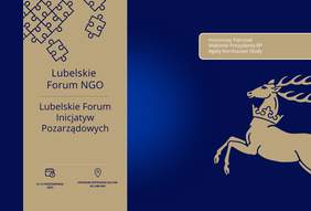 Pokaż zdjęcie: Niebiesko złota grafika Grafika Lubelskie Forum / Lubelskie Forum Inicjatyw Pozarządowych 2023. Tło jest granatowe, po lewej stronie szerokości jednej czwartej strony jest pionowy złoty pas, po prawej stronie grafiki widać złotego koziołka.