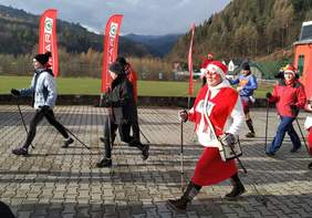 Pokaż zdjęcie: IV Bieg Mikołajów w Piwnicznej-Zdroju. Kategoria nordic walking