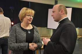 Pokaż zdjęcie: Dyrektor Marta Mordarska oraz ks. Damian Migacz