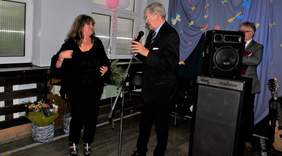 Pokaż zdjęcie: gratulacje i podziękowania Władysława Skwarki Dyrektora Oddziału Łodzkiego PFRON składane  Grażynie Paszkiewicz-Prokop - Kierownika WTZ