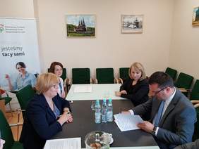 Pokaż zdjęcie: Podpisywanie umowy w ramach "Programu Wyrównywania Różnic Między Regionami III"- Marta Mordarska, Dyrektor Małopolskiego Oddziału PFRON z Przedstawicielami Powiatu Krakowskiego