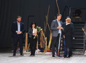 Pokaż zdjęcie: Wręczenie statuetek przez dyrektor Martę Mordarską