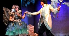 Pokaż zdjęcie: Scena ze spektaklu teatralnego pt.: „Calineczka”