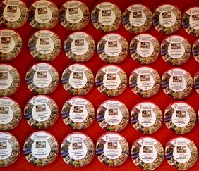 Pokaż zdjęcie: Okolicznościowe przypinki dla uczestników gali XVI edycji Konkursu Plastycznego „Sztuka Osób Niepełnosprawnych"