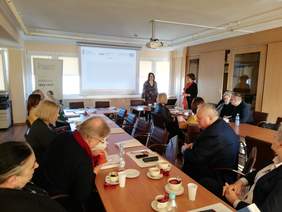 Pokaż zdjęcie: Dyrektor Oddziału Aleksandra Gierej podziękowała Pani Joannie Długokęckiej za udział w spotkaniu i przekazanie informacji o stanie realizacji projektu