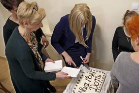 Pokaż zdjęcie: Krojenie okolicznościowe tortu, fot. UM Jaworzno