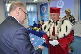 Pokaż zdjęcie: Rektor WSH TWP dr Waldemar Urbanik