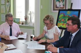 Pokaż zdjęcie: Od lewej: Dyrektor Oddziału Lubelskiego PFRON Jerzy Dębski, Starosta Hrubieszowski Maryla Symczuk oraz Wicestarosta Wojciech Sołtysiak przy stole