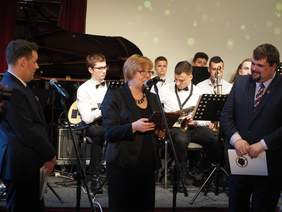 Pokaż zdjęcie: Dyrektor Marta Mordarska przekazała gratulacje z okazji 10 - lecia Stowarzyszenia "ORION"