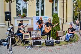 Pokaż zdjęcie: Występ zespołu Skołowani