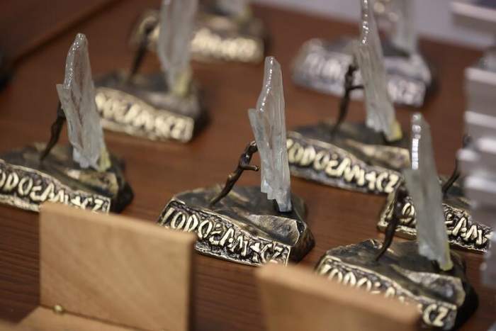 Pokaż zdjęcie: Statuetka Lodołamacza - człowiek podtrzymujący lodowa krę