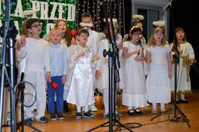 Pokaż zdjęcie: Najmłodsi uczniowie i dziecięcy zespół „Gama” Szkoły Muzycznej I stopnia im. Majora Hieronima Henryka Baranowskiego
