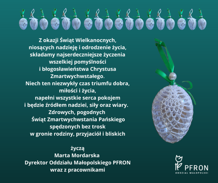 Pokaż zdjęcie: Na zielonym tle życzenia świąteczne napisane białą czcionką. Obok życzeń zdjęcie pisanek koronkowych, wykonanych przez niesłyszące koronczarki z Krakowa