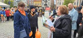 Dyrektor Kujawsko-Pomorskiego Oddziału PFRON Aleksandra Gierej wręcza nagrody Pani Julicie Rydzyńskiej i Pani terapeutce