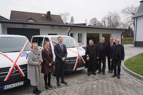 Pokaż zdjęcie: Uroczystość poświęcenia nowych mikrobusów dla WTZ w Trzebini i Libiążu