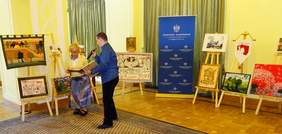 Pokaż zdjęcie: Laureat opowiadający o swojej pracy