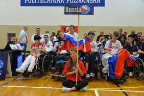 Pokaż zdjęcie: Prezentacja drużyn podczas ceremonii otwarcia Europejskich zawodów Bocci w Poznaniu