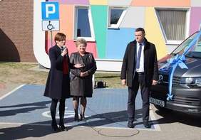 Pokaż zdjęcie: Uroczystość przekazania busa dla wychowanków Przedszkola Samorządowego w Starym Mieście