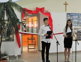 Pokaż zdjęcie: Na zdjęciu dwoje uczniów Szkoły Podstawowej nr 4 prowadzących uroczystość