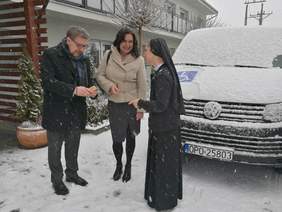 Pokaż zdjęcie: Pani Iwona Rejnhardt - Dyrektor PCPR w Opolu oraz pan Łukasz Żmud – Dyrektor Oddziału Opolskiego PFRON przekazują klucze i dokumenty do samochodu Siostrze Urszuli Kocoń – Siostrze Dyrektor DPS w Dobrzeniu Wilekim