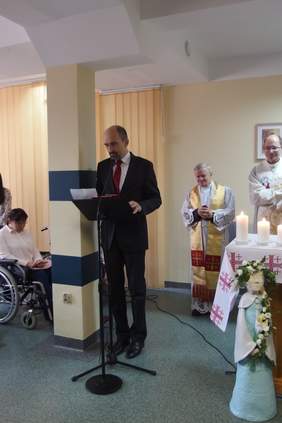 Pokaż zdjęcie: Powitanie gości przez Szymona Pawlicę Dyrektora Ośrodka Błogosławiona Karolina
