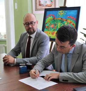 Pokaż zdjęcie: Starosta Biłgorajski Andrzej Szarlip oraz Wicestarosta Tomasz Rogala w czasie podpisywania umowy