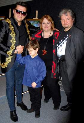 Pokaż zdjęcie: Olaf Bielak z piosenkarzem „Kordianem”, artystą Stanisławem Kmiecikiem oraz Moniką Woszczyńską-Kmiecik