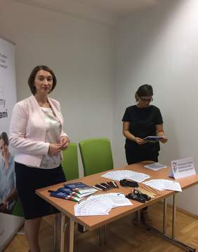 Pokaż zdjęcie: Stoisko informacyjne Małopolskiego Oddziału PFRON