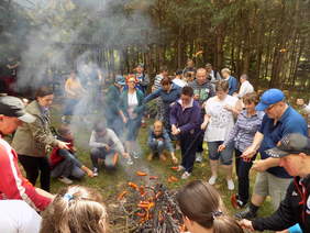 Uczestnicy spotkania w trakcie wspólnego ogniska