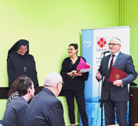 Przemawia Starosta Wąbrzesko, a na lewo od niego stoją Pani Justyna Przybyłowska i siostra Agnieszka