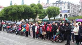 Uczestnicy obchodów Dnia Godności Osób Niepełnosprawnych w Przemyślu