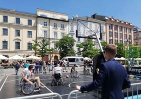 Pokaż zdjęcie: Inauguracja Tygodnia Osób z Niepełnosprawnością "Kocham Kraków z Wzajemnością" na Rynku Głównym w Krakowie