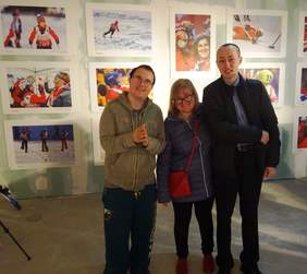 Zwiedzający wystawę z WTZ Modrzew