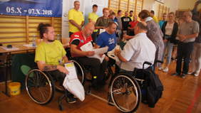 Pokaż zdjęcie: Wręczanie nagród w grupie startowej na wóżkach inwalidzkich