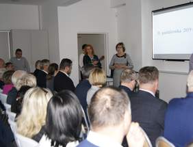 Pokaż zdjęcie: Halina Łabuda Przemawia