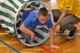 Pokaż zdjęcie: Konkurencja przejścia przez tunel