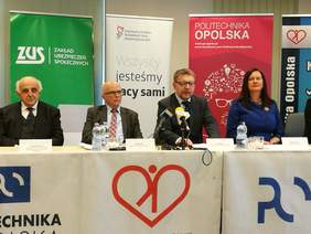 Pokaż zdjęcie: Briefing prasowy PFRON, ZUS, Wicewojewody, przedstawicieli Politechniki Opolskiej, Państwa Teresy i Kazimierza Jednoróg z Fundacji Dom i pana Tomasza Kuneckiego - niepełnosprawnego kierowcy rajdowego z Opolszczyzny