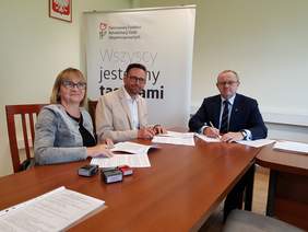 Pokaż zdjęcie: Umowę podpisali starosta Jędrzejowski Paweł Faryna oraz jego zastępca  Maria Barańska